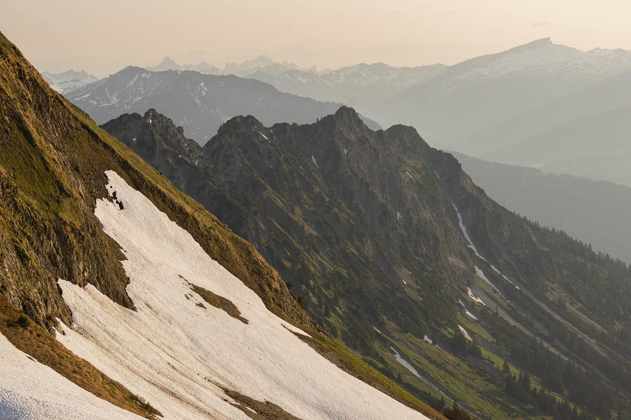 Alpské ráno – čisté horské panorama při východu slunce